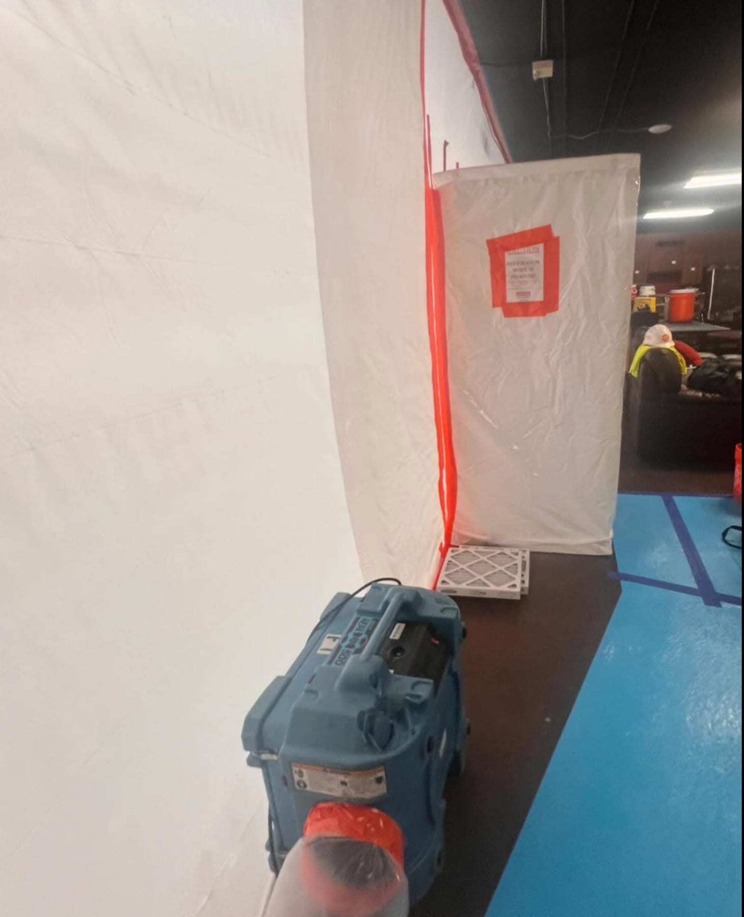 Plastic containment with an air scrubber